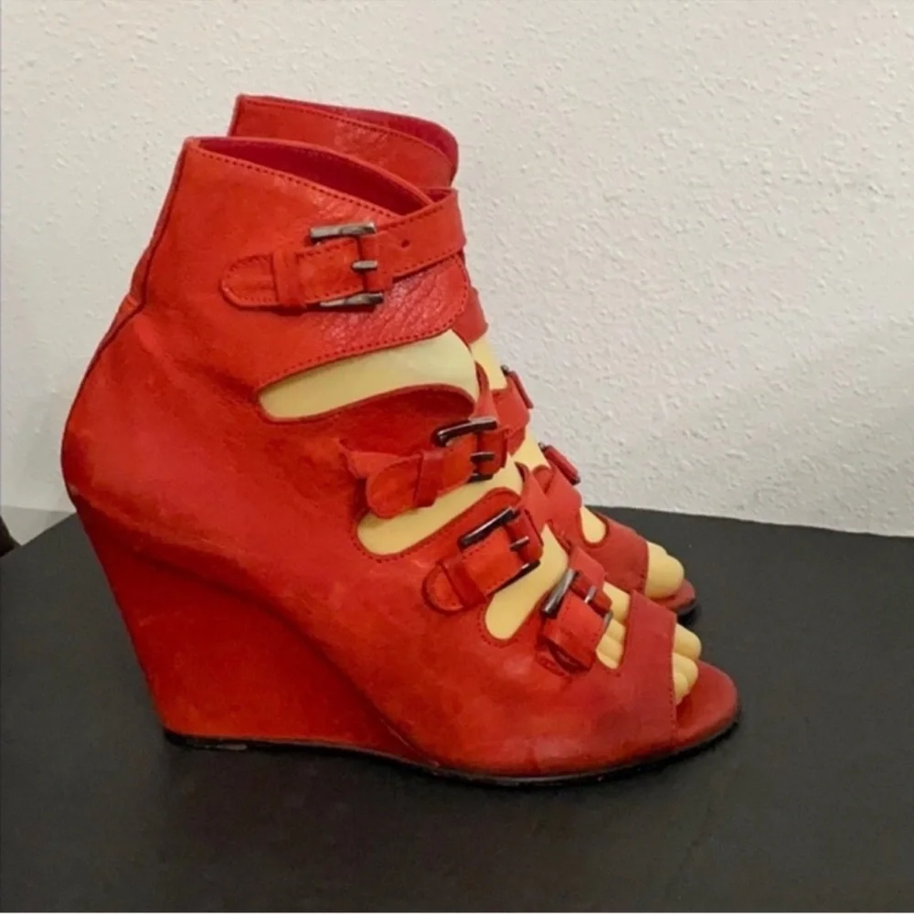 Authentic Surface To Air red leather designer wedge sandals sz 7 Euro 37